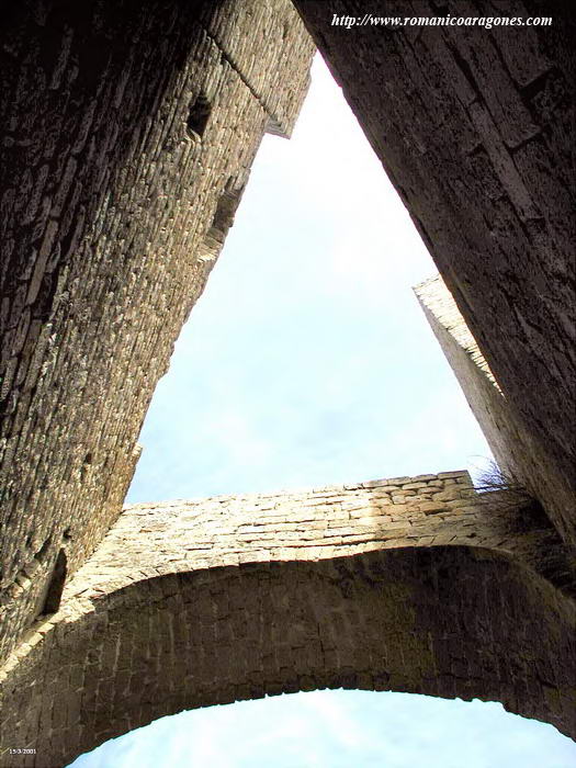 PASO ELEVADO A TORRE DEL HOMENAJE; TORRE DEL HOMENAJE Y TORRE DE LA REINA, DESDE SU VERTICAL INFERIOR